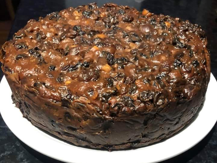 This 4-Ingredient Slow Cooker Christmas Cake Looks Like A Winner